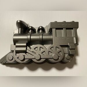 Nordic Ware Locomotive Train Cake Pan Baking Mold 9 Cups/2.1 Liters EUC